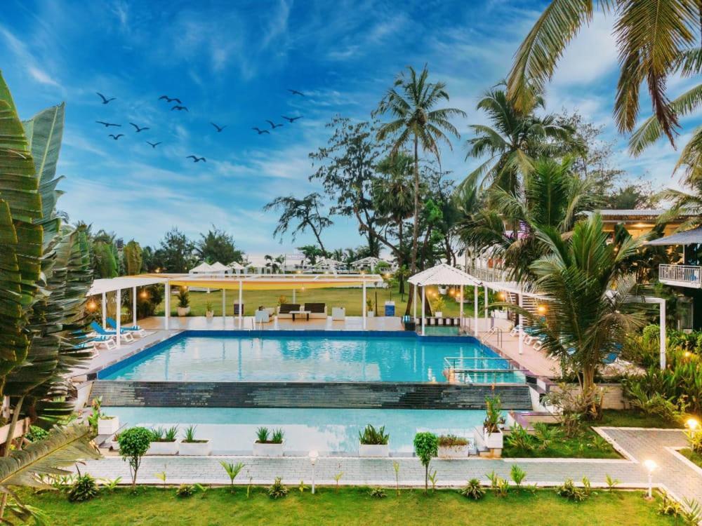 Foxoso La Beach Resort & Spa Old Goa Bagian luar foto
